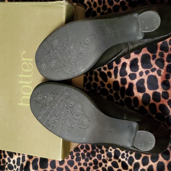 Wide Width Genuine Leather Pumps - Picture 3 of 5